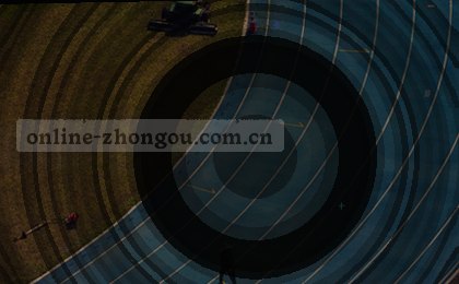比分牌红蓝闪烁，数字在球场大屏跳动。
